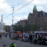 Amsterdam - Le Dam - Nous terminons la visite d'Adsterdam par la plus grande place de la ville. Ici, se dressent de grands monuments:le monument National et derrière l'hotel Kranapolsky(468ch et35 suites)