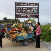 Embarcadère de l'ïle Mozia: marché ambulant.