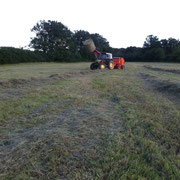 Tracteur et presse en pleine action