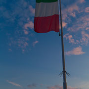 Italienische Flagge - Bitte nicht den Mast hochklettern :-)