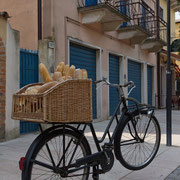Fahrrad vor dem Bäckerladen