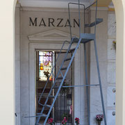 Gruft der Familie Marzan mit Roll-Treppe