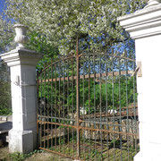 portail ancien fer forgé avec piliers en pierre  