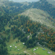 Blick auf die vordere Sandlingalm; im gelben Kreis die Lambacherhütte