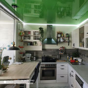 Grüne Spanndecke in der Küche