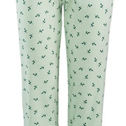 Pyjamabroek Aveline in 100% bio-katoen fijne rib, mistig groen met dennengroene blaadjes, Living Crafts, beschikbaar in de maten S, L en XL, prijs: 32,99 €