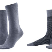 Sokken Arni in 98% bio-katoen met 2% elastaan, per 2 paar verpakt, effen grijsblauw en grijsblauw/donkerblauw gestreept, Living Crafts, beschikbaar in de maten 39-42 en 43-46, prijs: 14,99 €