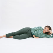 Nachthemd Nicci, mistig groen/dennengroen gestreept, en pyjamabroek Carol, dennengroen, Living Crafts