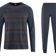Pyjama Heiko in 100% bio-katoen tricot, broek met steekzakken, marineblauw/robijnrood, Living Crafts, beschikbaar in de maten S en XL, prijs: 59,99 €