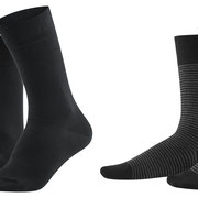 Sokken Arni in 98% bio-katoen met 2% elastaan, per 2 paar verpakt, effen zwart en zwart/antracietgrijs gestreept, Living Crafts, beschikbaar in de maten 39-42 en 43-46, prijs: 14,99 €