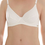 BH met beugel, in 100% bio-katoen, gebroken wit, Comazo Earth, beschikbaar in de maten 85A, 75B, 80B, 85B, 75C en 80C; prijs: 36,95 €