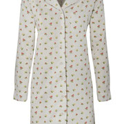 Slaapkleed Ladina in 100% bio-katoen flanel, lichtgrijs met bessen, Living Crafts, beschikbaar in de maten 36; 38; 40; 42 en 46; prijs: 49,99 €