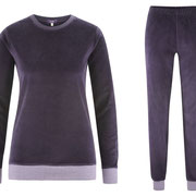 Pyjama Hanna in 100% bio-katoen fluweel tricot, paars, Living Crafts, beschikbaar in de maten XS en L, prijs: 69,99 €