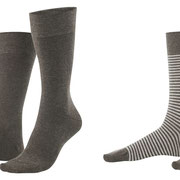Sokken Arni in 98% bio-katoen met 2% elastaan, per 2 paar verpakt, effen donkertaupe en donkertaupe/bleek gestreept, Living Crafts, beschikbaar in de maten 39-42 en 43-46, prijs: 14,99 €