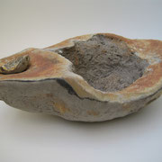 Kratertje; 750 euro; Gebruikte materialen/techniek: keramiek+aards fossiel; Afmetingen: (LxDxH) 40cmx25cmx13cm