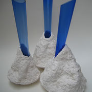 Wit-blauw-blauw-wit-wit-blauw; 750 euro (trio) Gebruikte materialen/techniek: trio van 3 vazen: keramiek+blauwe glazen pipet  Afmetingen: per vaas: doormeter:18cm-19cm; hoogte: 42cm-45cm 