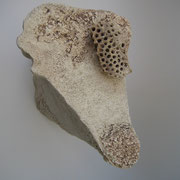 Levenszuil; 750 euro; Gebruikte materialen/techniek: keramiek+aards fossiel; Afmetingen: (LxDxH) 21cmx18cmx45cm