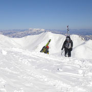 万太郎山稜線へ上がる