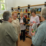 Frau Kollmann, Frau Palzer, Frau Zimmer, Frau Busch u. Frau Ewen bei der Geschenkübergabe der Kath. Frauen an die Mitarb. d. Bücherei