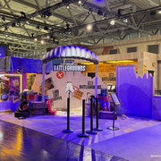 Das Bild zu Männerquatsch Podcast Folge 196 zeigt den Stand von Krafton auf der Gamescom 2025.