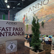 Das Bild zu Männerquatsch Podcast Folge 196 zeigt den Stand von Ubisoft auf der Gamescom 2025.