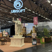 Das Bild zu Männerquatsch Podcast Folge 196 zeigt den Stand von Ubisoft auf der Gamescom 2025.