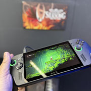 Das Bild zu Männerquatsch Podcast Folge 196 zeigt den Stand von Microsoft auf der Gamescom 2025.