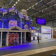 Das Bild zu Männerquatsch Podcast Folge 196 zeigt den Stand von Netflix auf der Gamescom 2025.