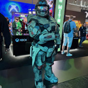 Das Bild zu Männerquatsch Podcast Folge 196 zeigt ein Master Chief Cosplayer vor dem Stand von Microsoft auf der Gamescom 2025.