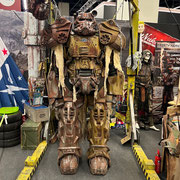 Das Bild zu Männerquatsch Podcast Folge 196 zeigt einen Fallout Stand im Cosplay Village auf der Gamescom 2025.