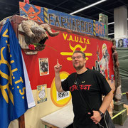 Das Bild zu Männerquatsch Podcast Folge 196 zeigt einen Fallout Stand im Cosplay Village auf der Gamescom 2025.