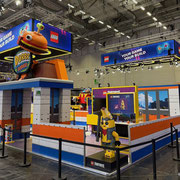 Das Bild zu Männerquatsch Podcast Folge 196 zeigt den Stand von Lego auf der Gamescom 2025.