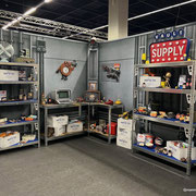 Das Bild zu Männerquatsch Podcast Folge 196 zeigt einen Fallout Stand im Cosplay Village auf der Gamescom 2025.