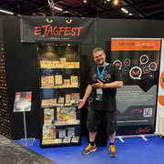 Das Bild zu Männerquatsch Podcast Folge 196 zeigt die Männerquatsch Podcast Spiel des Lebens / Game of Life / Jinsei Game Vitrinenausstellung in der Retro Area auf der Gamescom 2025.