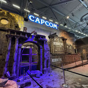 Das Bild zu Männerquatsch Podcast Folge 196 zeigt den Stand von Capcom auf der Gamescom 2025.