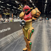 Das Bild zu Männerquatsch Podcast Folge 196 zeigt ein Metroid Cosplayer auf der Gamescom 2025.