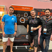 Das Bild zu Männerquatsch Podcast Folge 152 zeigt Manuel, Björn und Maik vor dem Männerquatsch Roll-up Banner auf der Gamescom 2023.