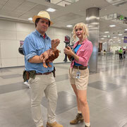 Das Bild zu Männerquatsch Podcast Folge 196 zeigt ein Jurassic Park Cosplayer auf der Gamescom 2025.