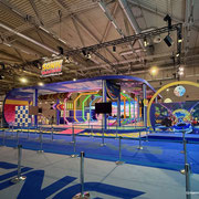 Das Bild zu Männerquatsch Podcast Folge 196 zeigt den Stand von Sega auf der Gamescom 2025.