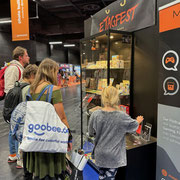 Das Bild zu Männerquatsch Podcast Folge 196 zeigt die Männerquatsch Podcast Spiel des Lebens / Game of Life / Jinsei Game Vitrinenausstellung in der Retro Area auf der Gamescom 2025.