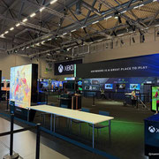 Das Bild zu Männerquatsch Podcast Folge 196 zeigt den Stand von Microsoft auf der Gamescom 2025.
