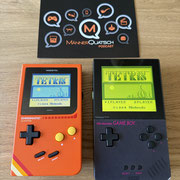 Das Bild zu Männerquatsch Podcast Folge 189 zeigt den "Modretro Chromatic" FPGA Game Boy im Vergleich zum "Analogue Pocket".
