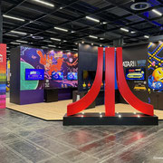 Das Bild zu Männerquatsch Podcast Folge 196 zeigt den Stand von Atari auf der Gamescom 2025.