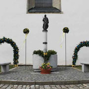 Seit 2011 begrüßt Bruder Klaus die Kirchenbesucher - hier mit Osterschmuck 2015.