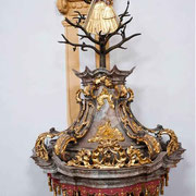 Der Schalldeckel mit der Madonna im Geäst
