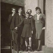 Familie Buchmaier (Wilhelm, Otto, Luise und Marie Buchmaier, vorne: Ria aus der Nachbarschaft, ca. 1942