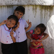 Kinder vor einer Schule in Luang Prabang