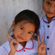 Kinder vor einer Schule in Luang Prabang