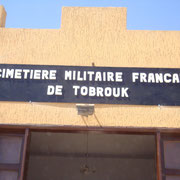 Visite au cimetière militaire de Tobrouk où reposent des disparus de la bataille de Bir Hakeim