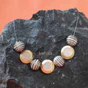 Juwelierdrahtkette mit 3 goldigen Medaillons und 4 Spiralkugeln  (119 € *)